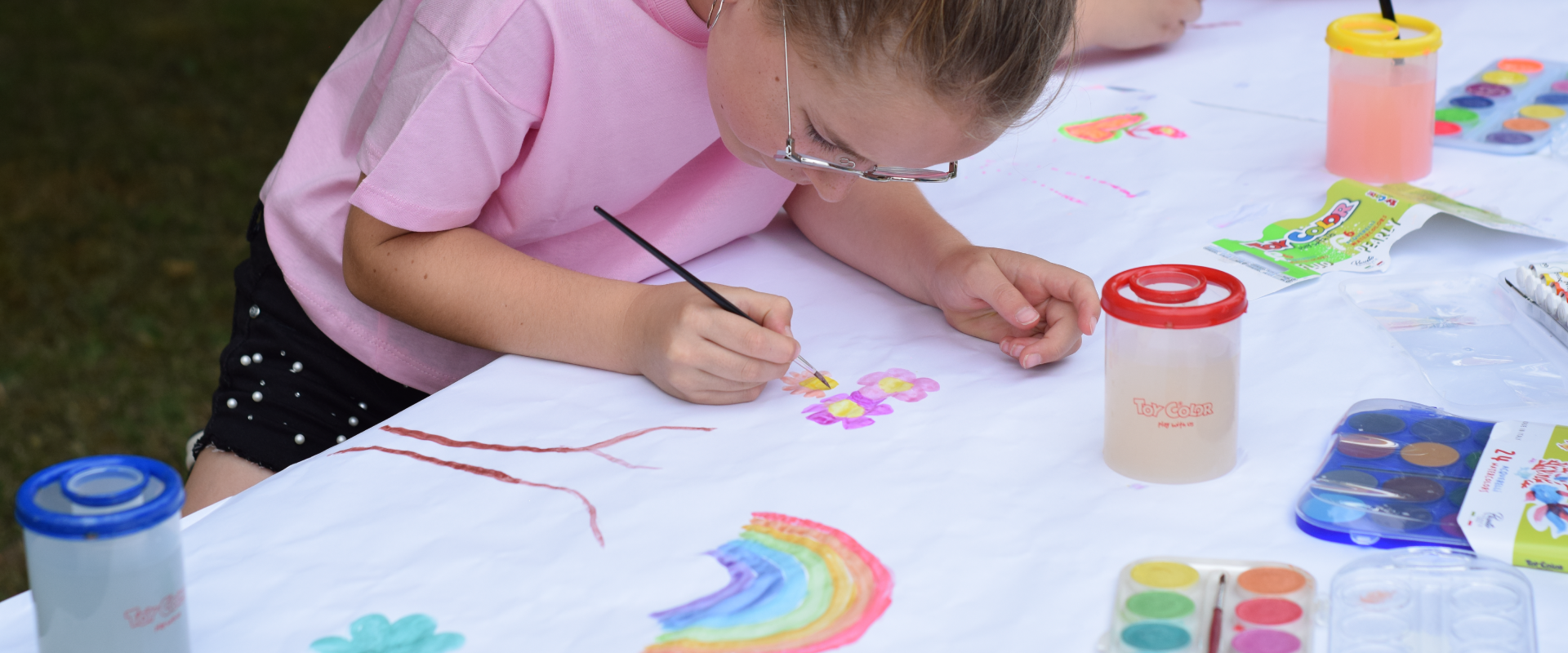 Bambina dipinge con acquerelli Toy Color by Pasuto
